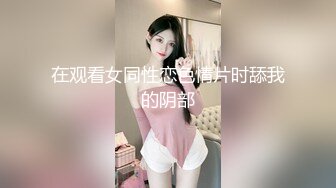 在观看女同性恋色情片时舔我的阴部