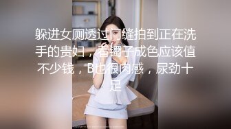 躲进女厕透过门缝拍到正在洗手的贵妇，看镯子成色应该值不少钱，B也很肉感，尿劲十足